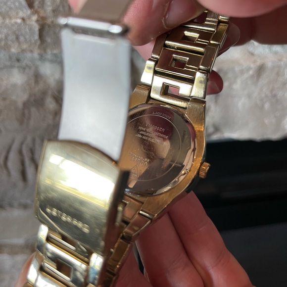 GLISTENING GUESS WATCH…WINNING GIFT FOR SELF OR OCCASION!👍⭐️❤️ - Picture 7 of 12